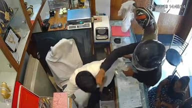 पटना में दिनदहाड़े लूट की घटना को अंजाम देते बेखौफ अपराधी।
.
.
.
.
.
.
.
#लूट #patna #bihar #cmsamratchaudhry