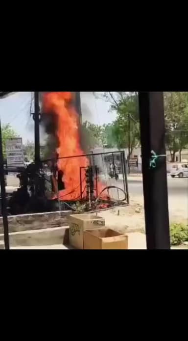रायबरेली के कोतवाली लालगंज बैसवारा के सामने ट्रांसफार्मर में लगी आग।