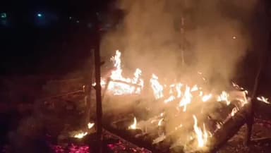 लहरपुर: लहरपुर नगर के पक्का तालाब तीर्थ के निकट एक झोपड़ी में अज्ञात कारणों से लगी आग, छप्पर, तख्त व नकदी जलकर हुई राख