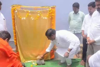 నిర్మల్: జిల్లా కేంద్రంలోని శ్రీనగర్ కాలనీలో రూ. 5 లక్షలతో రీడింగ్ హాల్ నిర్మాణానికి శంకుస్థాపన చేసిన ఎమ్మెల్యే మహేశ్వర్ రెడ్డి