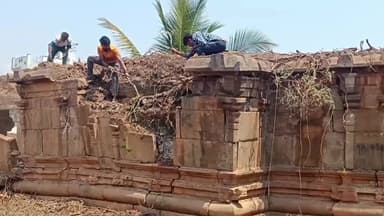 ಮದ್ದೂರು: ದೊಡ್ಡರಸಿನಕೆರೆಯಲ್ಲಿ ಮಾದವರಾಯಸ್ವಾಮಿ ದೇವಾಲಯವನ್ನು ಶುಚಿಗೊಳಿಸಿದ ಪುನರ್ರಪಿ ಪ್ರತಿಷ್ಠಾನದ ಸದಸ್ಯರು