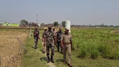 नौगढ़: थाना लोटन पुलिस और SSB की टीम ने सुरक्षा व्यवस्था के तहत भारत-नेपाल सीमा ठोठरी बाजार के पास किया पैदल गश्त