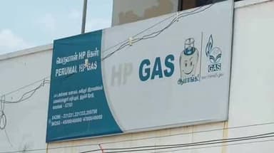 நாமக்கல்: திருச்சி சாலையில் சிலிண்டர்கள் பெறுவதற்கு பல மணி நேரமாக காத்திருந்த பொதுமக்களால் பெரும் பரபரப்பு ஏற்பட்டுள்ளது