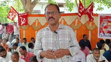 సిరిసిల్ల: పాలిస్టర్ వస్త్ర ఉత్పత్తి దారుల సంఘం భవనం వద్ద మాట్లాడిన పవర్లూమ్ వర్కర్స్ యూనియన్ రాష్ట్ర అధ్యక్షుడు మూషం రమేష్