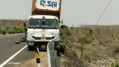 मालथोन: इटवा फाटक के पास हाईवे पर तेज रफ्तार कंटेनर रेलिंग से टकराया, बड़ा हादसा टला