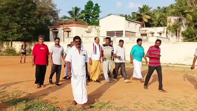 பெரியகுளம்: பெரியகுளம் விளையாட் டு மைதானத்தில் AMMK வேட்பாளர் கிரிக்கெட், கூடைபந்து விளையாடி வீரர்களிடம் வாக்கு சேகரித்தார்