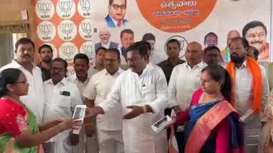 నిర్మల్: జిల్లా కేంద్రంలో అంగన్వాడీ టీచర్లకు స్మార్ట్ ఫోన్లు పంపిణీ చేసిన బీజేఎల్పీ నేత ఎమ్మెల్యే మహేశ్వర్ రెడ్డి