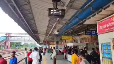 बैरिया: सुरेमनपुर में ट्रेन से गिरकर हुई मौत की घटना के बाद RPF और GRP के अधिकारियों ने किया निरीक्षण
