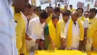 కియా పరిశ్రమ ఎదురుగా ముఖ్యమంత్రి చంద్రబాబునాయుడు పుట్టినరోజు వేడుకలు జరిపిన మంత్రి సవిత