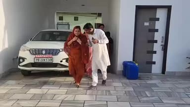 ਫਾਜ਼ਿਲਕਾ: ਪਿੰਡ ਖੂਈਖੇੜਾ ਵਿਖੇ ਪਹੁੰਚੇ ਵਿਧਾਇਕ ਦੀ ਧਰਮ ਪਤਨੀ ਖੁਸ਼ਬੂ ਸਾਵਣ ਸੁਖਾ ਸਵਣਾ, ਕੁੜੀਆਂ ਨੂੰ ਦਿੱਤੀਆਂ ਯੂਨੀਫਾਰਮ ਤੇ ਬੂਟ