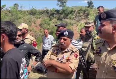 #ऊधमपुर, #जम्मू-कश्मीर: जम्मू-#कश्मीर के ऊधमपुर ज़िले में एक यात्री बस के पहाड़ी से नीचे गिर जाने से 16 लोगों की मौत हो ...