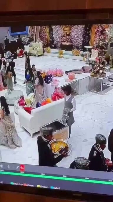 #नोएडा के बैंक्वेट हॉल में सूट–बूट पहनकर आया चोर कैश–ज्वेलरी से भरा बैग चुराकर ले गया !!
@noidapolice @Uppolice @UPGovt ...