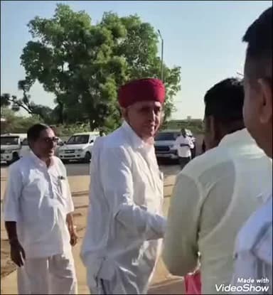 जालौर: मोदरान रेलवे स्टेशन पर सांसद ने चेन्नई ट्रेन के ठहराव के लिए दिखाई हरी झंडी