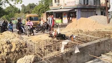 करछना थाना क्षेत्र के घटना विंध्यवासिनी मंदिर के समीप नहर पुलिया निर्माण कार्य के दौरान बाइक पुलिस निर्माण की सरिया की ज...