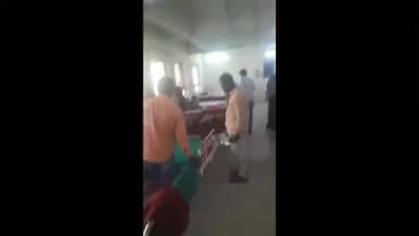 जालना: घाटी रुग्णालयात संतापजनक प्रकार; रुग्णांकडूनच बेडशीट बदलून घेतल्याने प्रश्नचिन्ह
व्हिडिओ समोर आल्यानंतर कारवाईची मागणी