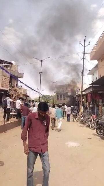 पोकरण में भीषण आग की सूचना , परशुराम चौक के आगे लगी भीषण आग , तीन वाहन हुए जल के खाक , समय पर नहीं पहुंची फायर ब्रिगेड ...
