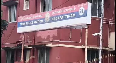 நாகப்பட்டினம்: நாகையில் வாக்காளர்களுக்கு விநியோகம் செய்ய அதிமுக கவுன்சில வைத்திருந்த மாதிரி காசோலைகள் பறிமுதல்