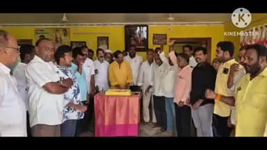 నూజివీడులోTDP జాతీయ ఉపాధ్యక్షులు వెంకటేశ్వరరావు ఆధ్వర్యంలో ముఖ్యమంత్రి చంద్రబాబు జన్మదిన వేడుకలు ఘనంగా నిర్వహించారు