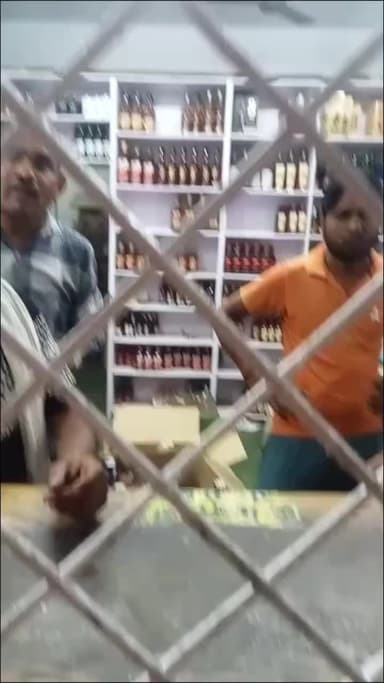 टीकमगढ़: टीकमगढ़ में शराब दुकानों पर एमआरपी से कई गुना ज्यादा वसूली, आबकारी विभाग चुप