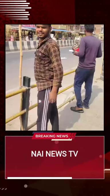 अनियंत्रित थ्रीवीलर रोड पर पलट गई