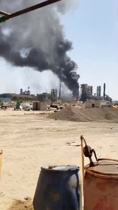 पचपदरा रिफाइनरी में भीषण आग।
जिस रिफाइनरी का कल PM नरेंद्र मोदी उद्घाटन करने वाले हैं, वहीं एक यूनिट में आग लगी।
कई दमकल...