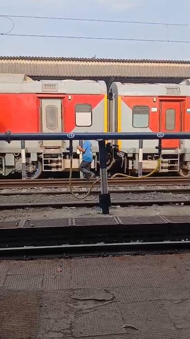 सतना - रेलवे स्टेशन में वेंडर उड़ा रहे नियमों की धज्जियां। तमाशा बीन बने जिम्मेदार अधिकारी। नियमों को ताक पर रखकर पटरी प...