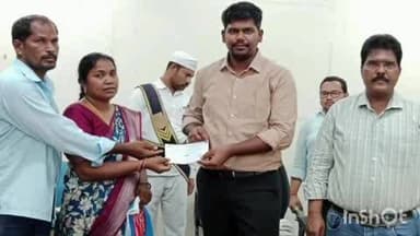 జూలూరుపాడు: బీటెక్ ఎన్ఐటీలో సీటు సంపాదించిన సంధ్య కు ప్రోత్సాహకంగా 50 వేల రూపాయల చెక్కును తల్లిదండ్రులకు అందజేసిన ఐటీడీఏ పీవో