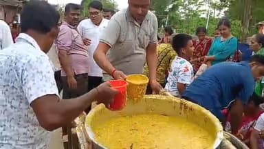 খোয়াই: অক্ষয় তৃতীয়া উপলক্ষে উৎসবের শেষ দিন সুভাষ পার্ক গ্রাম ঠাকুর মন্দির প্রাঙ্গণে মহাপ্রসাদ বিতরণ