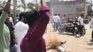 🚨फतेहपुर में ‘चाय विवाद’ पर नया विस्फोट
#मुस्लिम समुदाय सड़कों पर,Akhilesh Yadav के खिलाफ पुतला दहन
चाय विवाद पर नया म...