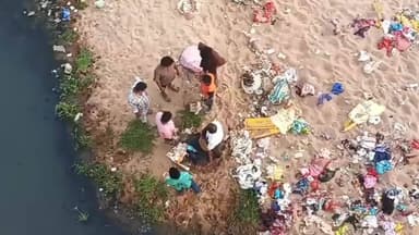 శ్రీకాకుళం: శ్రీకాకుళంలోని డే అండ్ నైట్ జంక్షన్ వద్ద ఉన్న కొత్త బ్రిడ్జిపై నుంచి ఒక వ్యక్తి నదిలోకి దూకాడు.