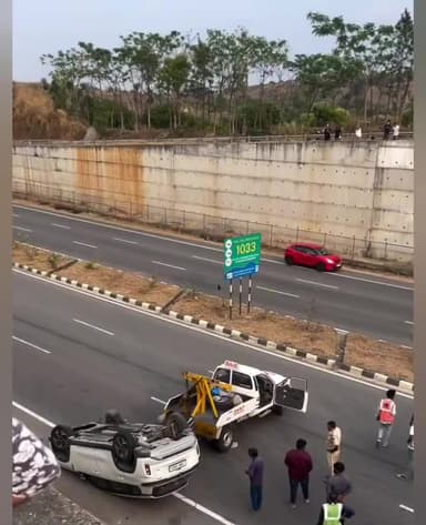 ರಾಮನಗರ: ಟೆಂಪೋಗೆ ಹಿಂಬದಿಯಿಂದ ಕಾರು ಡಿಕ್ಕಿ ಕಾರು ಪಲ್ಟಿ, ಬಿಳಗುಂಬ ಗ್ರಾಮದ ಸರ್ವಿಸ್ ರಸ್ತೆಯ ಅಂಡರ್ ಬ್ರಿಡ್ಜ್ ಬಳಿ ಅಪಘಾತ