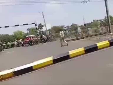 कालापीपल: रेलवे फाटक बंद होने से 15 मिनट रुकी एंबुलेंस, पुल बनाने की मांग फिर उठी