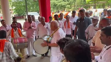 ಹಳಿಯಾಳ: ಡೊಳ್ಳು ಕುಣಿತದ ಮೂಲಕ ಕುಣಿತದಲ್ಲೂ ಸೈ ಎನಿಸಿಕೊಂಡ ದೇಶಪಾಂಡೆ, ತಹಶೀಲ್ದಾರ್ ಕಚೇರಿ ಆವರಣದಲ್ಲಿ ಗಮನ ಸೆಳೆದ ದೇಶಪಾಂಡೆಯವರ ಡೊಳ್ಳು ಕುಣಿತ