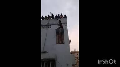 కరీంనగర్: ముకరంపురలో బిల్డింగ్ పై నుంచి దూకి ఆత్మహత్య కు యత్నించిన యువకుడు చాకచక్యంగా కాపాడిన అగ్నిమాపక సిబ్బంది