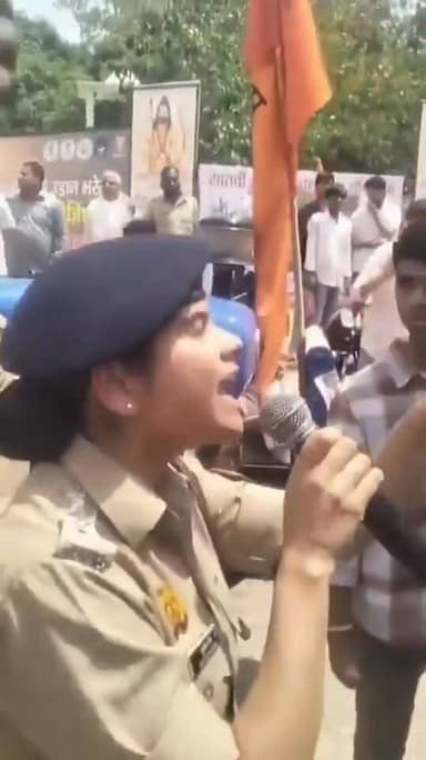 मेरठ की DSP लेडी सिंघम शुचिता सिंह की हिम्मत को सलाम ,
जो लोग फरसा–डंडा घुमा रहे हैं, सबकी वीडियो रिकॉर्डिंग हो रही है ...