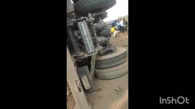 వికారాబాద్: మన్నెగూడ వద్ద భారీ ట్రక్ బోల్తా, తప్పిన ప్రాణనష్టం,