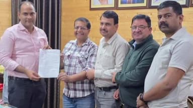 चम्पावत: नगर लोहाघाट के पास कोलीढ़ेक झील के विकास के मुद्दे को लेकर नगर व्यापार मंडल ने डीएम से की मुलाकात