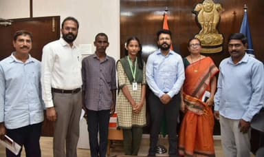 గుంటూరు: ఇస్రో యువికా యంగ్ సైంటిస్ట్ అవార్డ్-2026కు ఎంపికైన విద్యార్థినులను అభినందించిన కలెక్టర్