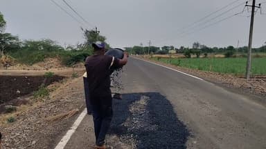 ಕಾಗವಾಡ: ಪಬ್ಲಿಕ್ ಯಾಪ್ ಫಲಶೃತಿ: ಸಂಬರಗಿ ಗ್ರಾಮದ ಹೊರವಲಯದಲ್ಲಿ ರಸ್ತೆ ಮಧ್ಯ ಬಿದ್ದಿದ್ಧ ತಗ್ಗು ಗುಂಡಿಯನ್ನ ಮುಚ್ಚಿದ ಅಧಿಕಾರಿಗಳು