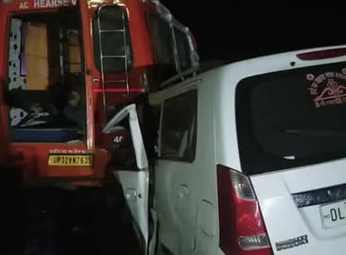 हसनगंज: थाना औरास क्षेत्र के लखनऊ आगरा एक्सप्रेसवे पर एंबुलेंस से टकराई कार, दो लोग गंभीर घायल, ड्राइवर को नींद आने से हुआ हादसा