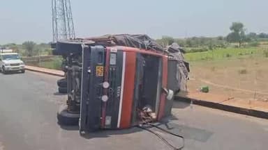 మహబూబ్ నగర్ అర్బన్: కనివేట గ్రామం 44వ జాతీయ రహదారిపై పాత సామాన్ ల, ప్లాస్టిక్ లోడుతో హైదరాబాద్ వెళ్తున్న లారీ బోల్తా పలువురుకే గాయాలు