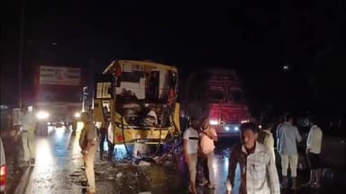 ಬಸವಕಲ್ಯಾಣ: ಲಾರಿಗೆ ಖಾಸಗಿ ಬಸ್ ಡಿಕ್ಕಿ, ತಪ್ಪಿದ ಭಾರಿ ಅನಾಹುತ: ಸಸ್ತಾಪೂರ ಬಂಗ್ಲಾದಲ್ಲಿ ಘಟನೆ