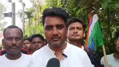 বারাসাত ১: বারাসাত কাজীপাড়া এলাকায় তৃণমূলের দলীয় পতাকা ছিড়ে ড্রেনে ফেলার অভিযোগ উঠল বিজেপির দিকে