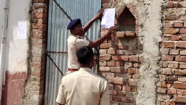 घाट कुसुंभा: कोरमा थाना क्षेत्र में कांड संख्या 141/25 के तहत फरार अभियुक्त के विरुद्ध इश्तेहार चिपकाया गया