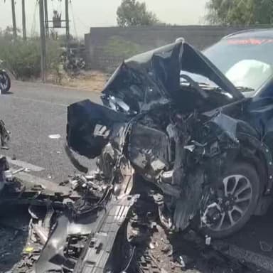 જસદણ: જસદણના ખારસીયા ગામ નજીક બે કાર વચ્ચે ટક્કર,પોલીસ કાફલો ઘટના સ્થળે,ગંભીરઇજાગ્રસ કારચાલકોને સારવાર અર્થે હોસ્પિટલ ખસેડાયા