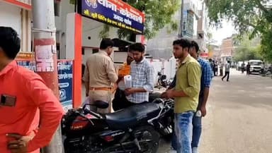 महोबा: कुम्हरौड़ा इलाके में ई-रिक्शा चालक से मारपीट कर नकदी और मोबाइल लूटे गए, तहरीर लेकर कोतवाली पहुंचा पीड़ित