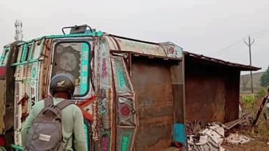 ତେଲକୋଇ: ୫୨୦ ନମ୍ବର ଜାତୀୟ ରାଜପଥ କଣ୍ଡରା ନିକଟରେ ଟ୍ରକ ଦୁର୍ଘଟଣାଗ୍ରସ୍ତ