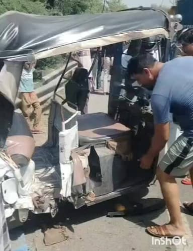 एत्मादपुर: गांव बगल घूंसा पर कार और ऑटो की भिड़ंत, टायर निकलने से हुआ हादसा, 1 महिला की मौत, 4 से 5 घायल