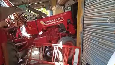 जालौन: जालौन नगर में ट्रैक्टर अचानक दुकान में घुस गया, दुकानदार घायल होकर अस्पताल में भर्ती