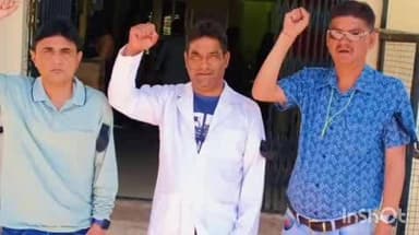 अल्मोड़ा: फार्मेसी अधिकारियों और लैब टेक्नीशियनों ने काली पट्टी बांधकर किया विरोध, जल्द भुगतान न होने पर कार्य बहिष्कार की चेतावनी